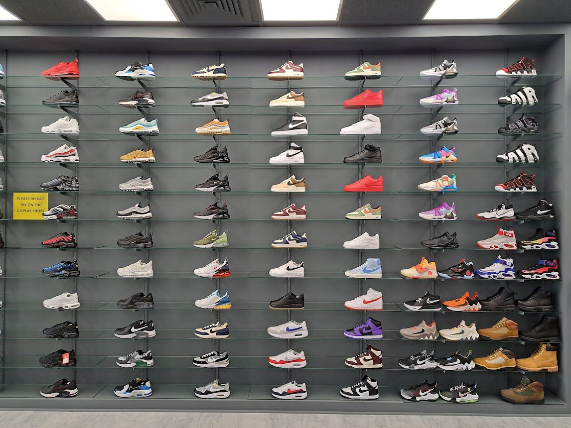 Legends sneakers are always a good choice for a fashionably casual look.